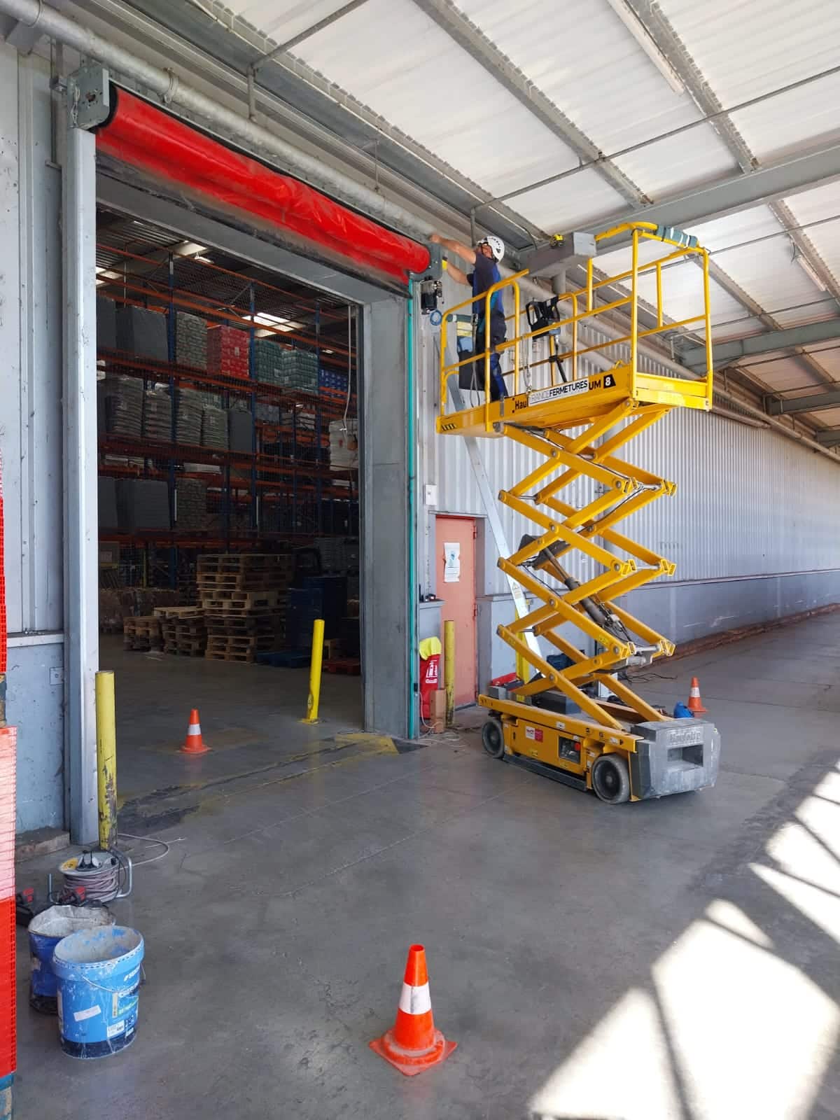 technicien qui répare une porte